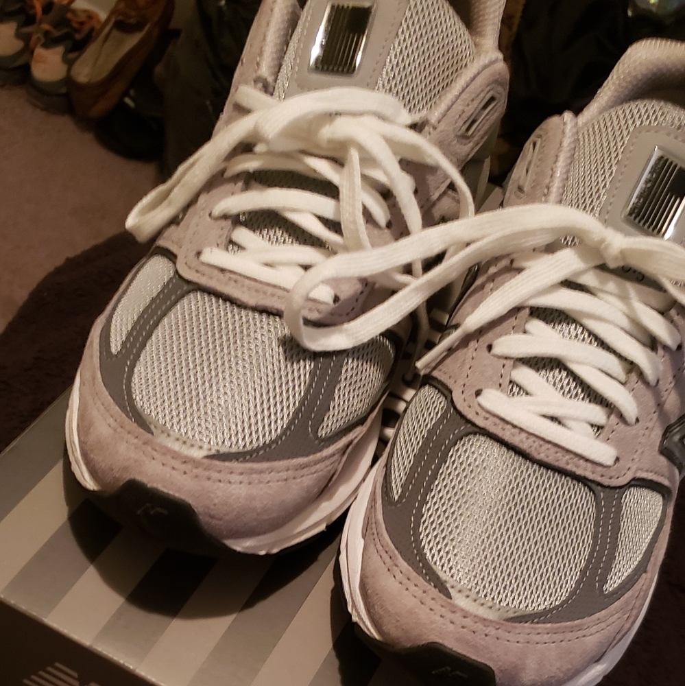 990 v5 men's 8.5 New Balance shoes - Picture 2 of 7